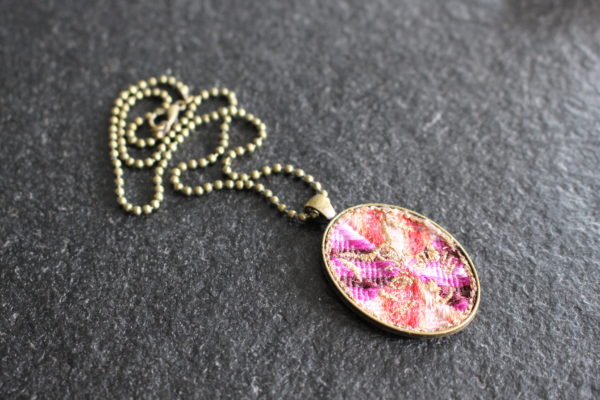 Pendentif brodé avec chaine métal bronze violet motif chat 2