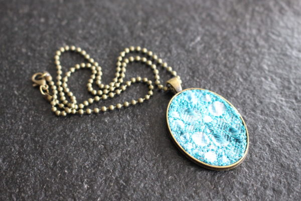 Pendentif brodé avec chaine métal bronze bleu motif cercles 2