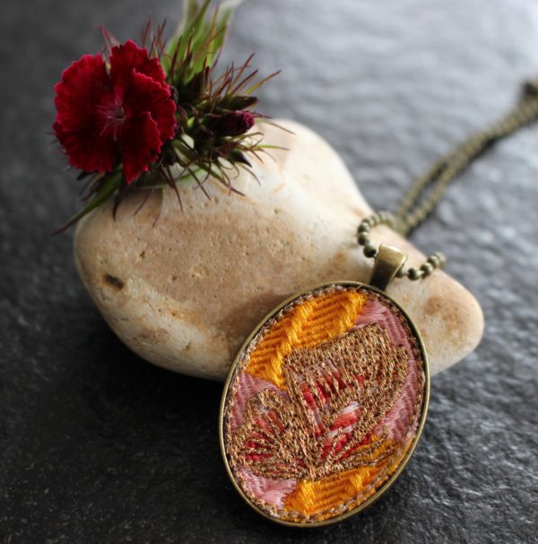 Pendentif brodé avec chaine métal bronze orange motif papillon