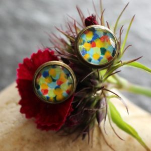 Boucles d'oreille clous peintes à la main métal bronze cabochon en verre multicolore