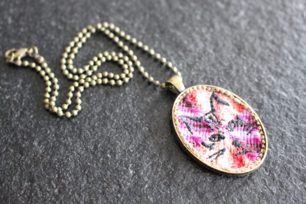 Pendentif brodé avec chaine métal bronze violet motif chat noir 2