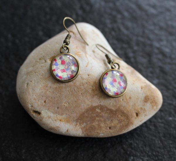 Boucles d'oreille peintes à la main métal bronze cabochon en verre couleurs pastel