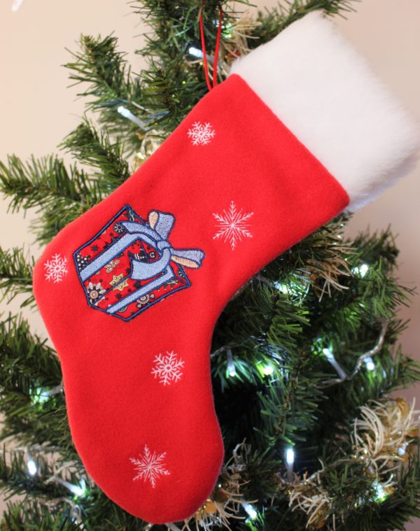 Botte de Noël suspension motif cadeau rouge et bleu