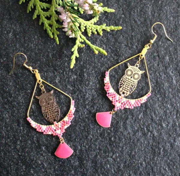 Boucles éventail tissage miyuki et breloque hibou or et fuchsia – Image 2
