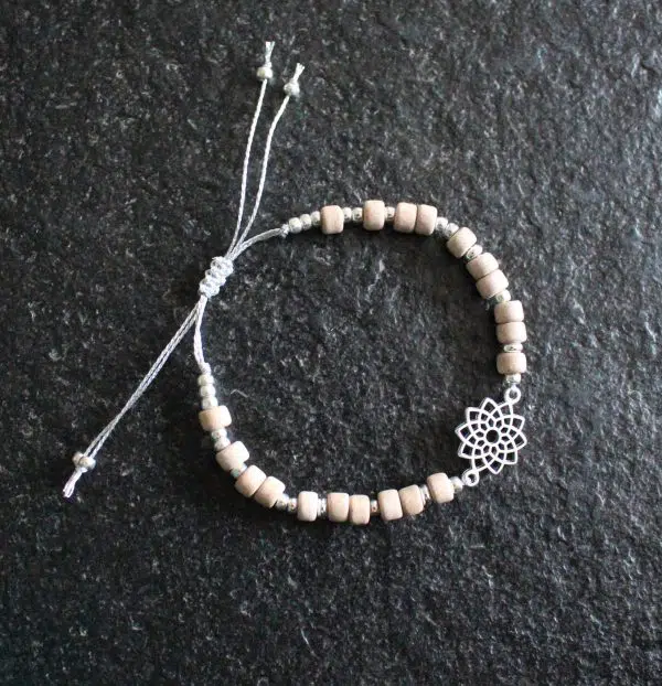 Bracelet perles Heishi beiges et mandala argent – Image 2