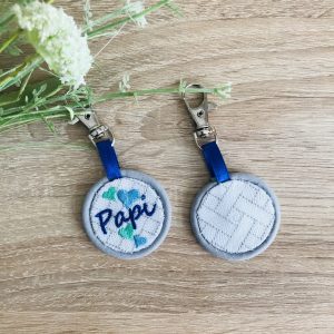 Porte-clés brodé fond blanc pour Papi – Image 2