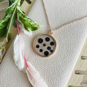 Pendentif couleur or rose en résine motif pois