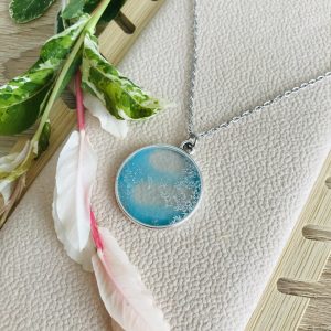 Pendentif argenté en résine motif vagues