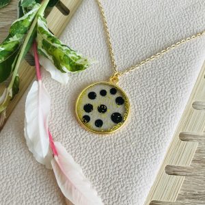 Pendentif doré en résine motif pois