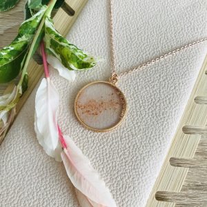 Pendentif couleur or rose en résine motif vagues