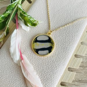Pendentif doré en résine motif vagues