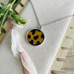Pendentif argenté en résine motif léopard