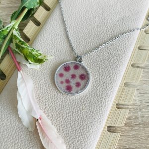 Pendentif argenté en résine motif pois