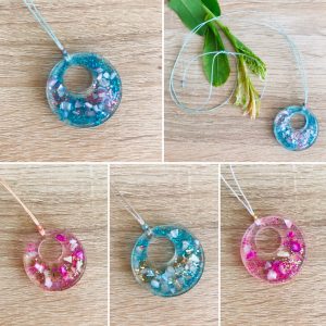 Sautoirs résine paillettes bleu et rose