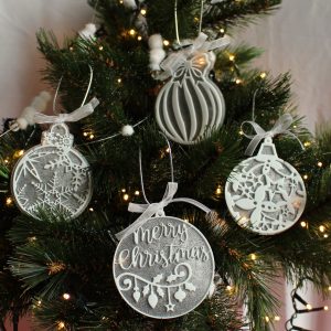Boules résine motifs de Noël argent